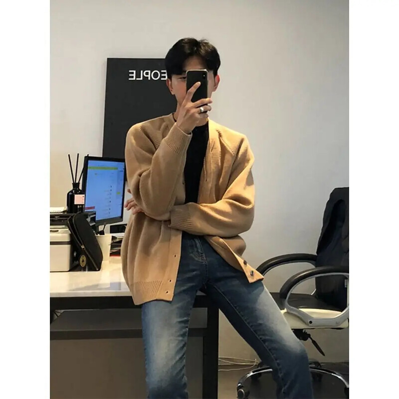 2022. gada moderns vīriešu trikotāžas tops ar V veida kakla izgriezumu, brīvi pieguļošs korejiešu stila džemperis, vienrindas vienkrāsaina jaka