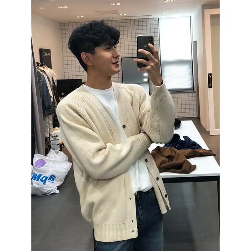 2022. gada moderns vīriešu trikotāžas tops ar V veida kakla izgriezumu, brīvi pieguļošs korejiešu stila džemperis, vienrindas vienkrāsaina jaka