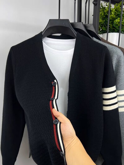 Dizaineru zīmola trikotāžas vīriešu jaka 2024. gada rudens modes jauns svītrains korejiešu dizaina viegls luksusa augstākās klases ikdienas džemperis.