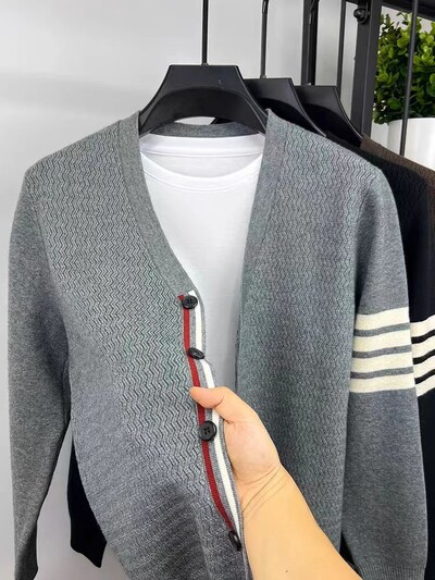 Dizaineru zīmola trikotāžas vīriešu jaka 2024. gada rudens modes jauns svītrains korejiešu dizaina viegls luksusa augstākās klases ikdienas džemperis.