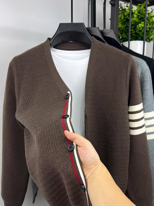 Dizaineru zīmola trikotāžas vīriešu jaka 2024. gada rudens modes jauns svītrains korejiešu dizaina viegls luksusa augstākās klases ikdienas džemperis.