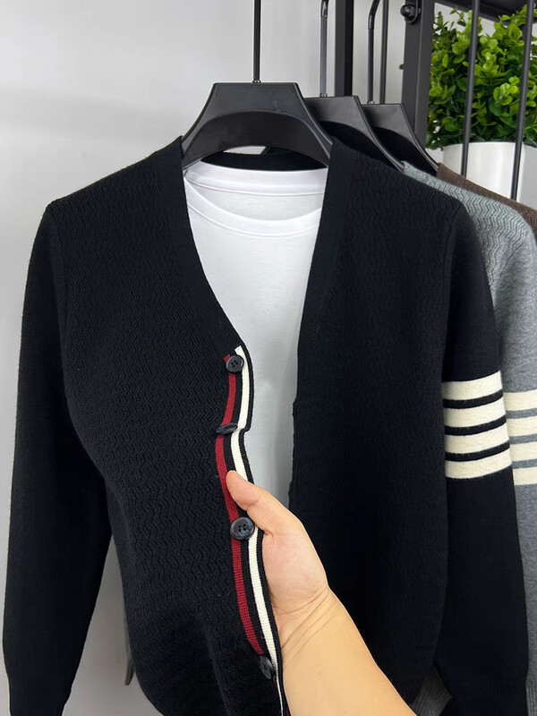 Dizaineru zīmola trikotāžas vīriešu jaka 2024. gada rudens modes jauns svītrains korejiešu dizaina viegls luksusa augstākās klases ikdienas džemperis.