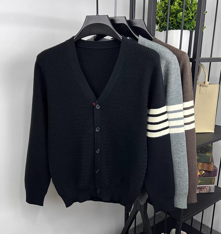 Dizaineru zīmola trikotāžas vīriešu jaka 2024. gada rudens modes jauns svītrains korejiešu dizaina viegls luksusa augstākās klases ikdienas džemperis.