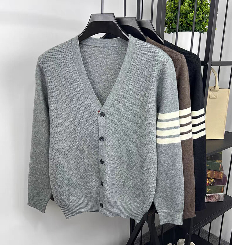 Dizaineru zīmola trikotāžas vīriešu jaka 2024. gada rudens modes jauns svītrains korejiešu dizaina viegls luksusa augstākās klases ikdienas džemperis.