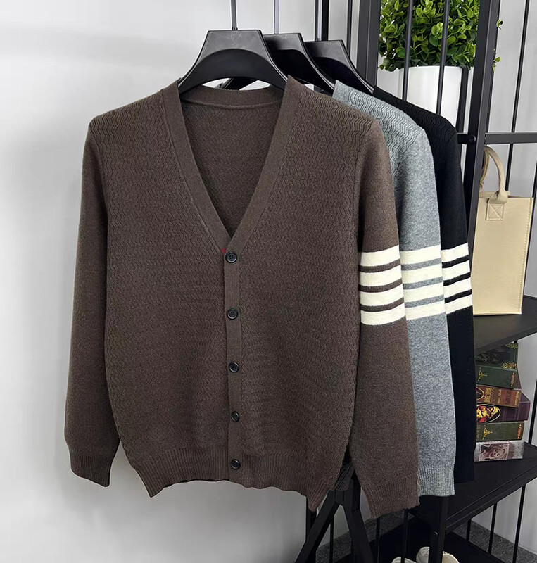 Dizaineru zīmola trikotāžas vīriešu jaka 2024. gada rudens modes jauns svītrains korejiešu dizaina viegls luksusa augstākās klases ikdienas džemperis.