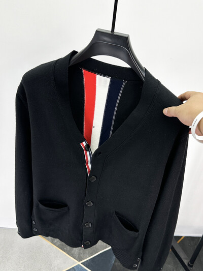 Augstākās klases trikotāžas džemperis, 2024. g. jauns vīriešu jaciņš TB klasisks, brīvs, V veida kakla izgriezuma kabatas jaka rudens ziemas greznums korejiešu krāsā