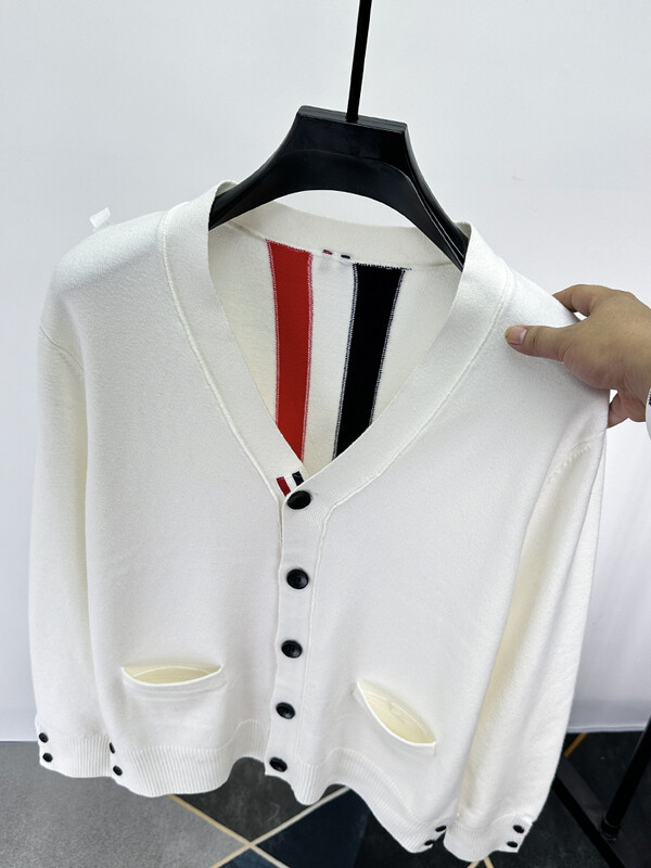 Augstākās klases trikotāžas džemperis, 2024. g. jauns vīriešu jaciņš TB klasisks, brīvs, V veida kakla izgriezuma kabatas jaka rudens ziemas greznums korejiešu krāsā