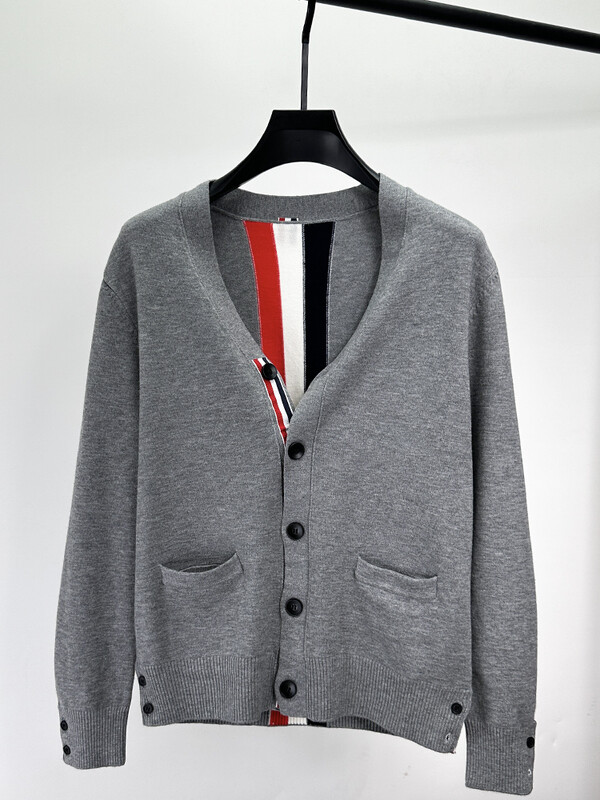 Augstākās klases trikotāžas džemperis, 2024. g. jauns vīriešu jaciņš TB klasisks, brīvs, V veida kakla izgriezuma kabatas jaka rudens ziemas greznums korejiešu krāsā