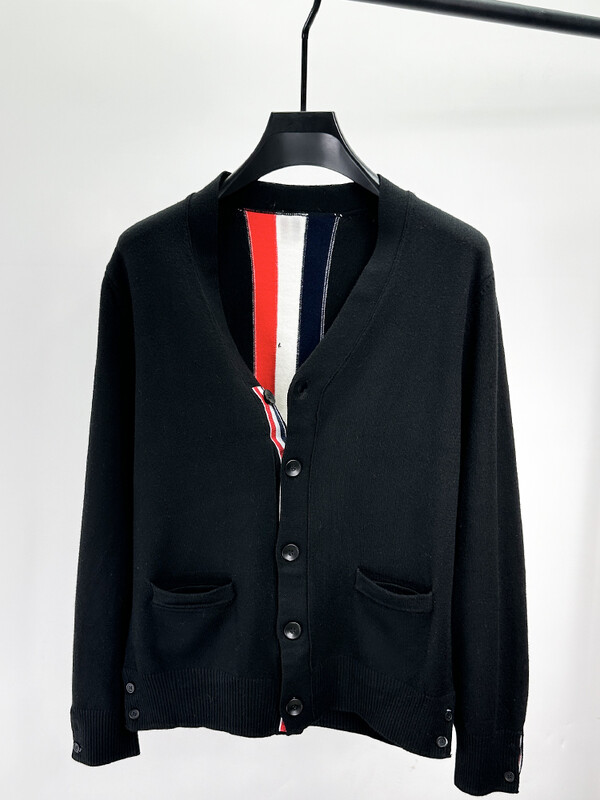 Augstākās klases trikotāžas džemperis, 2024. g. jauns vīriešu jaciņš TB klasisks, brīvs, V veida kakla izgriezuma kabatas jaka rudens ziemas greznums korejiešu krāsā