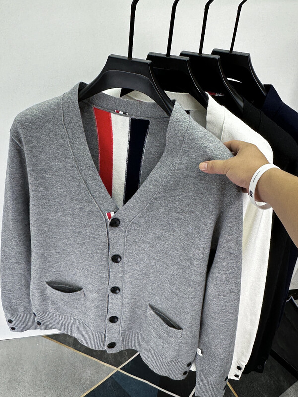 Augstākās klases trikotāžas džemperis, 2024. g. jauns vīriešu jaciņš TB klasisks, brīvs, V veida kakla izgriezuma kabatas jaka rudens ziemas greznums korejiešu krāsā