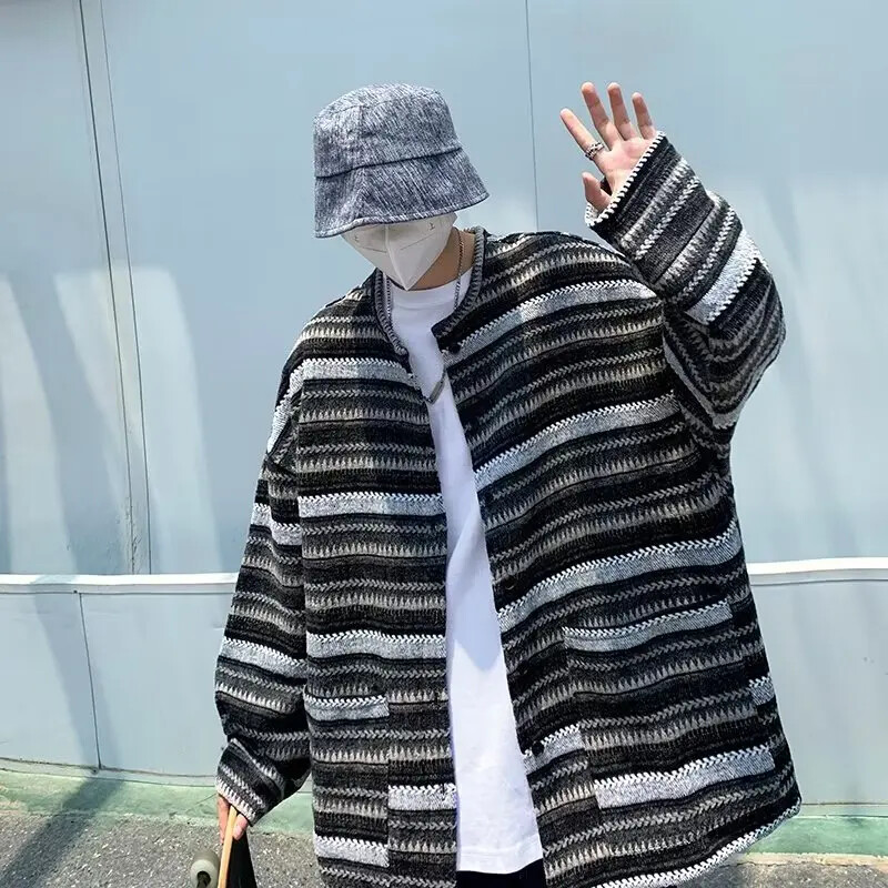 2023-as új férfi csíkos kardigán pulóver, egyszínű koreai stílusú, divatos, sokoldalú kötött felső, laza szabású őszi télre