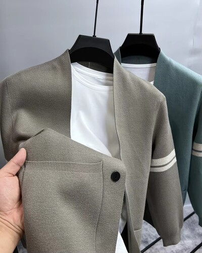 Aukščiausios klasės vyriškas megztas megztinis 2024 m. rudens žiema Nauja laisvalaikio mados kišenė Vienspalvis megztinis Madingas V formos kaklo skara paltas