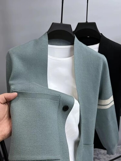 Aukščiausios klasės vyriškas megztas megztinis 2024 m. rudens žiema Nauja laisvalaikio mados kišenė Vienspalvis megztinis Madingas V formos kaklo skara paltas