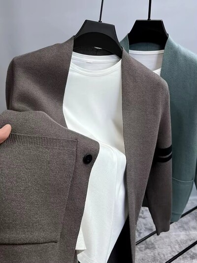 Aukščiausios klasės vyriškas megztas megztinis 2024 m. rudens žiema Nauja laisvalaikio mados kišenė Vienspalvis megztinis Madingas V formos kaklo skara paltas