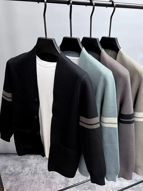 Aukščiausios klasės vyriškas megztas megztinis 2024 m. rudens žiema Nauja laisvalaikio mados kišenė Vienspalvis megztinis Madingas V formos kaklo skara paltas