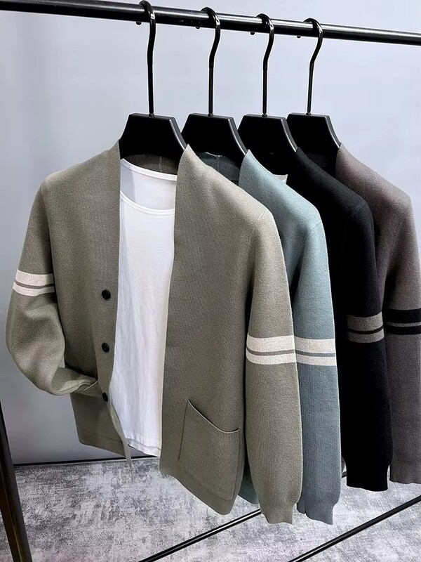 Aukščiausios klasės vyriškas megztas megztinis 2024 m. rudens žiema Nauja laisvalaikio mados kišenė Vienspalvis megztinis Madingas V formos kaklo skara paltas