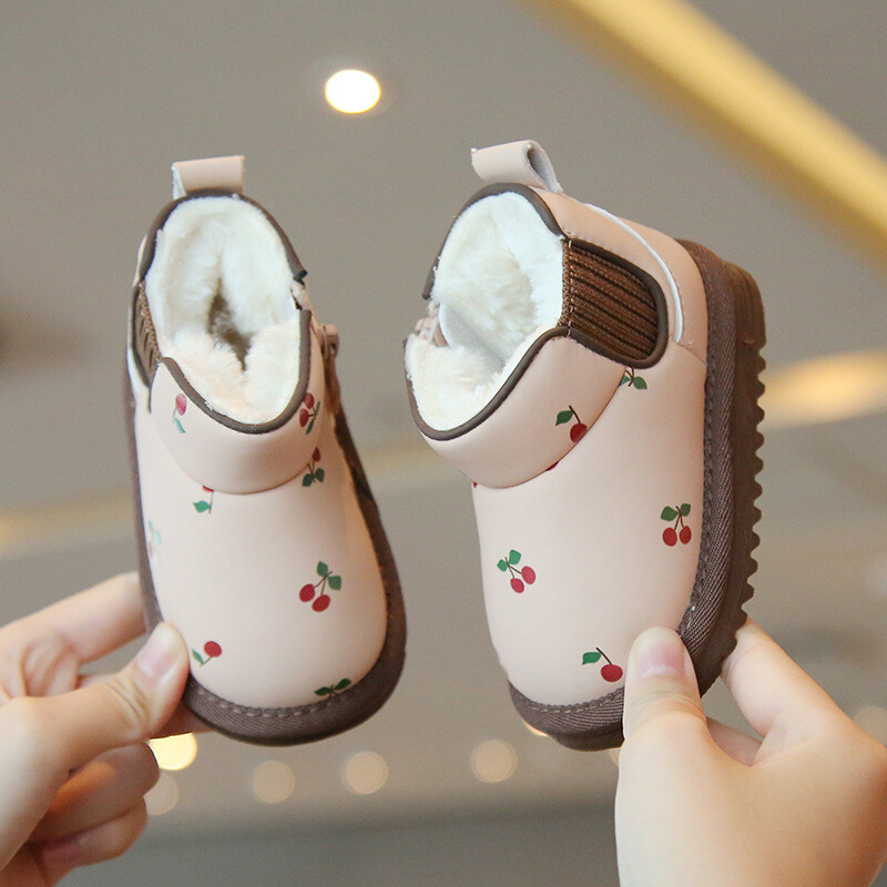 Μικρά κοριτσίστικα μποτάκια χιονιού Χαριτωμένα χειμωνιάτικα μποτάκια για μικρά παιδιά Γυναίκα με χοντρές βελούδινες βρεφικές βόλτες