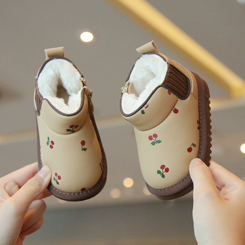 Μικρά κοριτσίστικα μποτάκια χιονιού Χαριτωμένα χειμωνιάτικα μποτάκια για μικρά παιδιά Γυναίκα με χοντρές βελούδινες βρεφικές βόλτες