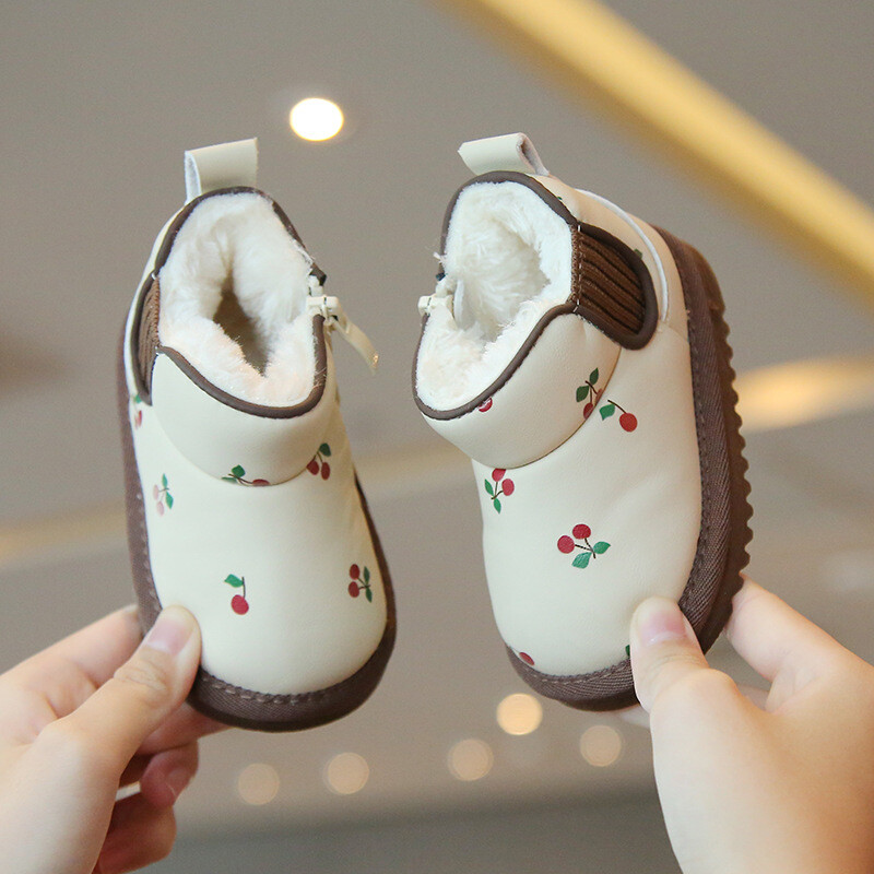 Μικρά κοριτσίστικα μποτάκια χιονιού Χαριτωμένα χειμωνιάτικα μποτάκια για μικρά παιδιά Γυναίκα με χοντρές βελούδινες βρεφικές βόλτες