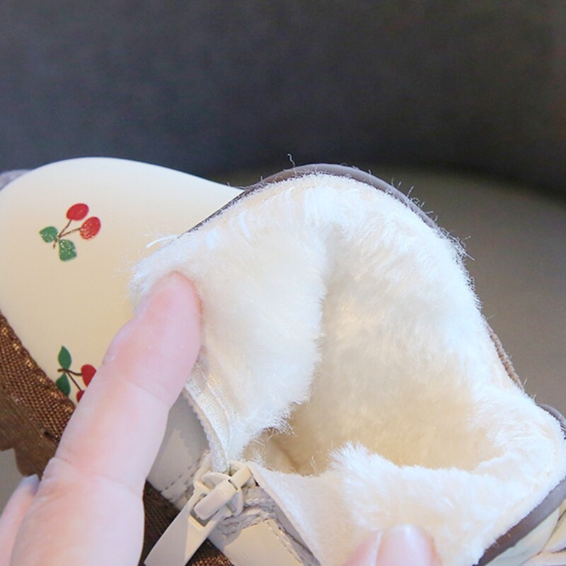 Μικρά κοριτσίστικα μποτάκια χιονιού Χαριτωμένα χειμωνιάτικα μποτάκια για μικρά παιδιά Γυναίκα με χοντρές βελούδινες βρεφικές βόλτες