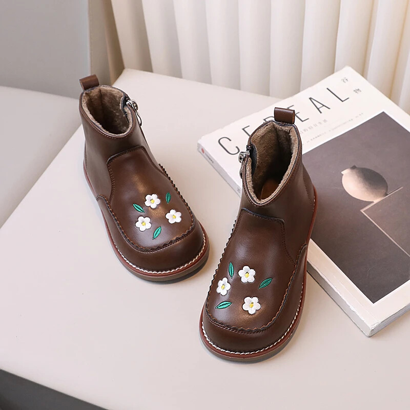 Bērnu ādas īsi zābaki meitenēm 2024. gada rudens ziema, jauna mode, korejiešu stila saldie ziedi, eleganti daudzpusīgi plīša apavi ar rāvējslēdzēju