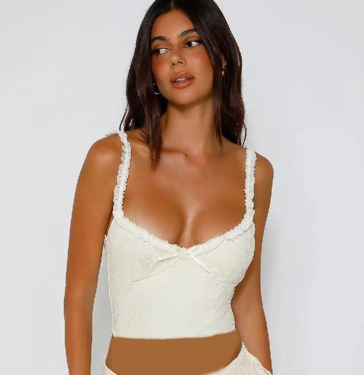 2024. gada pavasara jauni Eiropas un Amerikas modes sieviešu topi ar mežģīņu oderi, seksīgi maza veste