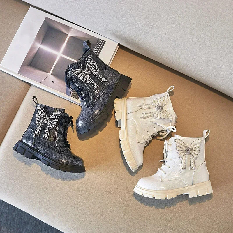 Lány bokacsizma fekete fényű PU vízálló pillangó gyöngy elegáns egyedi gyerek divat hercegnős csizma 2024 kifutós gyerekeknek