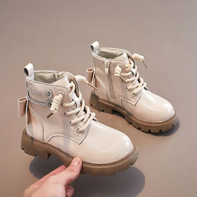 2024-es téli új gyermek rövid csizma lányoknak divatos koreai stílusú, puha aljú, csúszásgátló, sokoldalú hercegnős bőrcipő