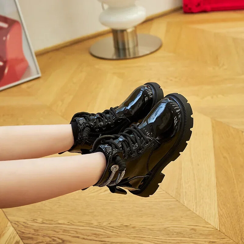 2024-es téli új gyermek rövid csizma lányoknak divatos koreai stílusú, puha aljú, csúszásgátló, sokoldalú hercegnős bőrcipő