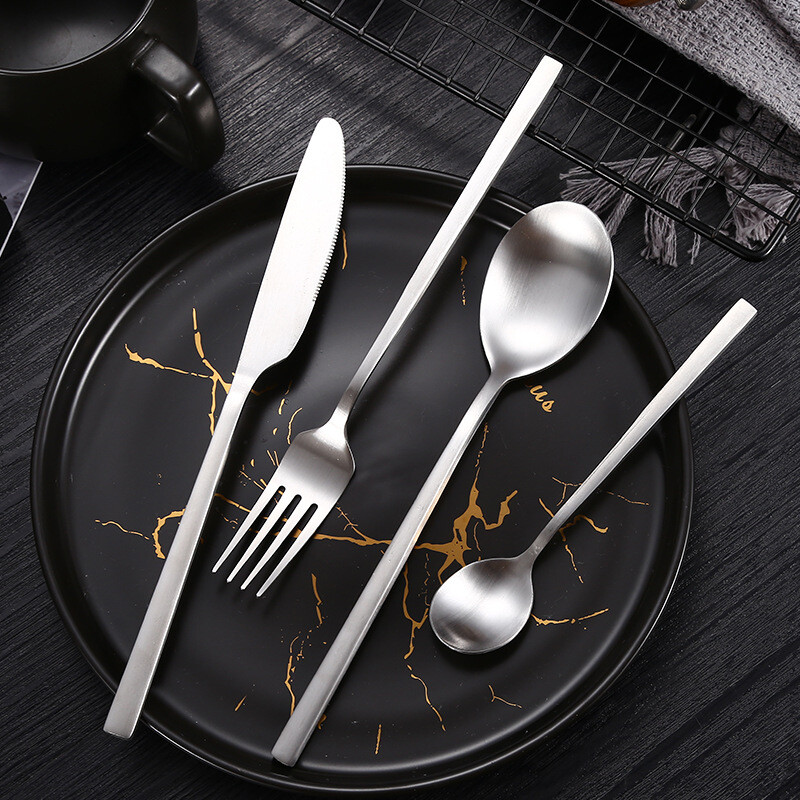 Sutirštinto nerūdijančio plieno kvadratinė rankena Stalo įrankiai Matiniai stalo reikmenys Stalo peilis Salotos Šakutė Desertinis šaukštas Sidabriniai reikmenys virtuvei