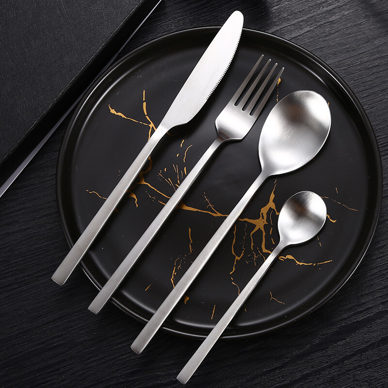 Sutirštinto nerūdijančio plieno kvadratinė rankena Stalo įrankiai Matiniai stalo reikmenys Stalo peilis Salotos Šakutė Desertinis šaukštas Sidabriniai reikmenys virtuvei