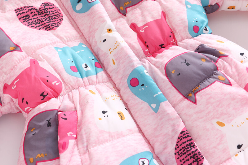 Šiltas ir stilingas: mergaičių pūkuotas paltas su gėlių raštu ir vilnoniu gobtuvu – puikiai tinka žiemai!