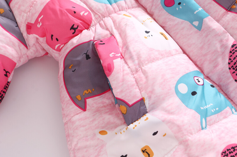 Šiltas ir stilingas: mergaičių pūkuotas paltas su gėlių raštu ir vilnoniu gobtuvu – puikiai tinka žiemai!