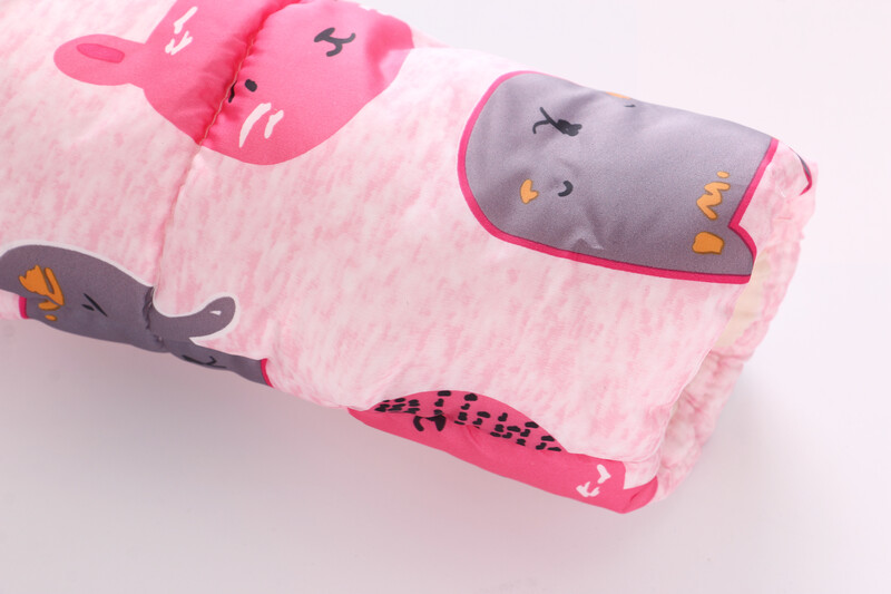 Šiltas ir stilingas: mergaičių pūkuotas paltas su gėlių raštu ir vilnoniu gobtuvu – puikiai tinka žiemai!