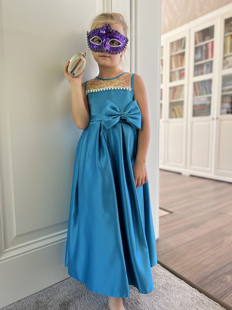 Blue Girl hosszú ruha, kislány ujjatlan szatén masnival hímzett gyöngyös hercegnő ruha, színpadi fellépő ruha