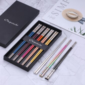 5 Ζεύγη πολυτελείας κινέζικα ξυλάκια από ανοξείδωτο χάλυβα επαναχρησιμοποιήσιμα μπαστούνια σούσι χρυσά ξυλάκια τιτανίου με μεταλλικά μπαστούνια τροφίμων σε κουτί δώρου