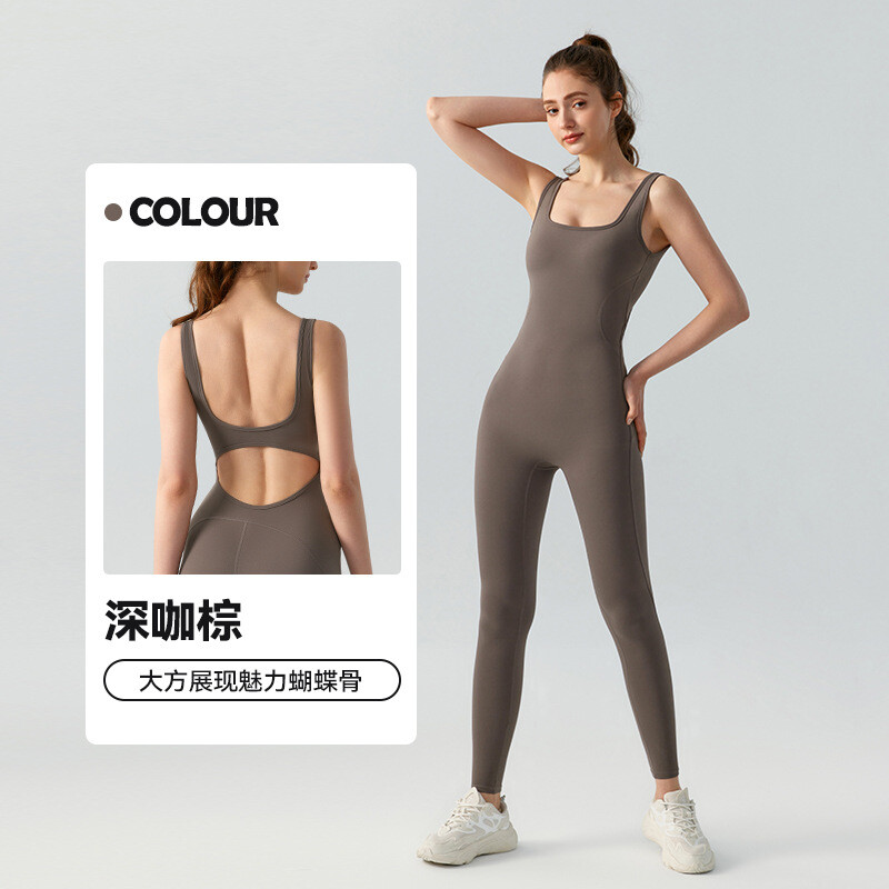 Tarpvalstybinis europietiškas ir amerikietiškas nuogas jogos bodis su krūtinės pagalvėlėmis, seksualus bodis vidutinio intensyvumo sportui ir fitnesui vasarai