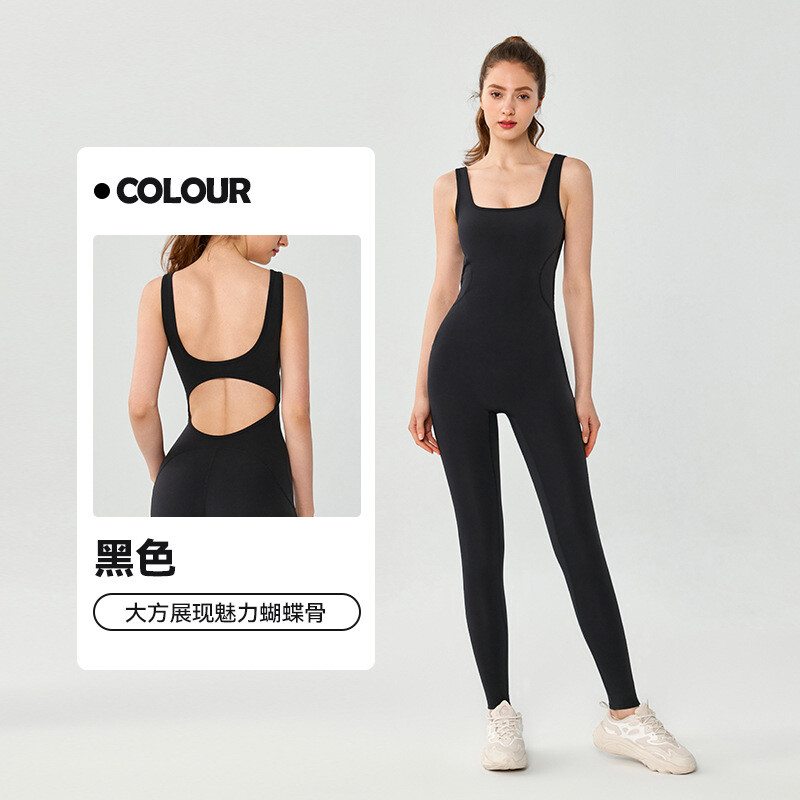 Tarpvalstybinis europietiškas ir amerikietiškas nuogas jogos bodis su krūtinės pagalvėlėmis, seksualus bodis vidutinio intensyvumo sportui ir fitnesui vasarai