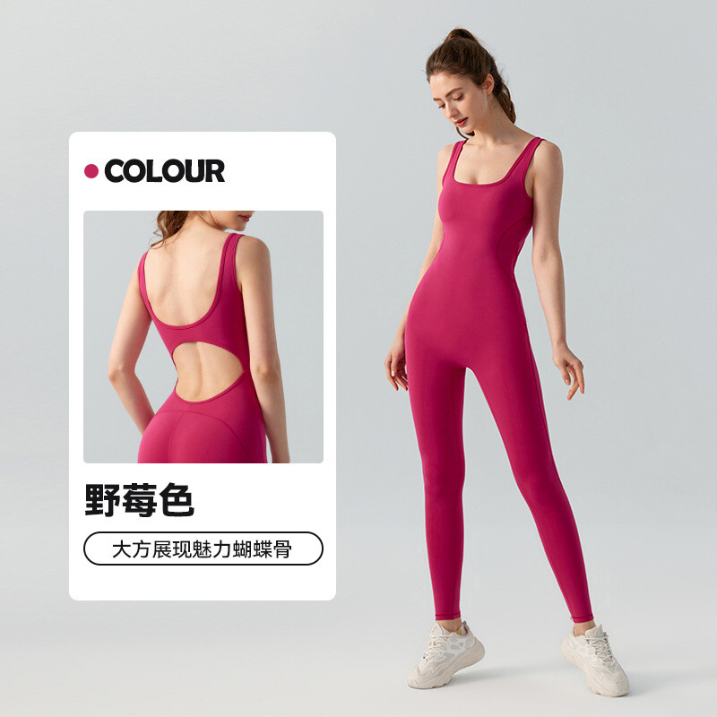 Tarpvalstybinis europietiškas ir amerikietiškas nuogas jogos bodis su krūtinės pagalvėlėmis, seksualus bodis vidutinio intensyvumo sportui ir fitnesui vasarai