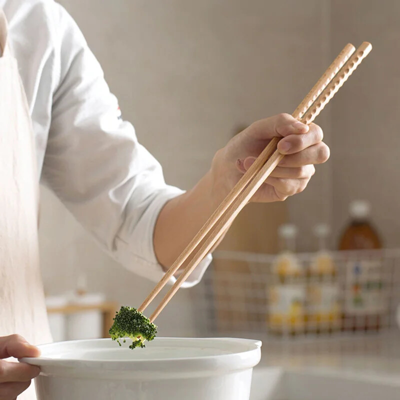 Japāņu īpaši garie koka irbulīši, pulēta dižskābarža koksne, cepta pārtika, nūdeles, pretslīdes irbulīši, virtuves galda piederumi, ēdiena gatavošana