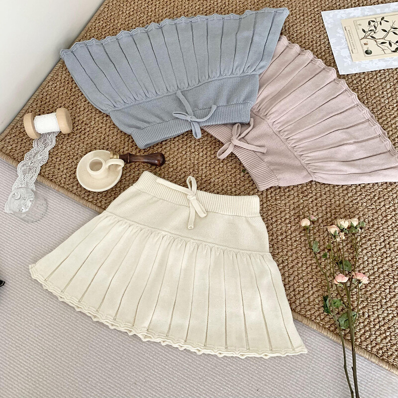 Jauki bērnu kokvilnas slidotājs klasiskā minimālisma dizaina maziem bērniem, meitenēm, adītiem kroku svārkiem ar šortiem