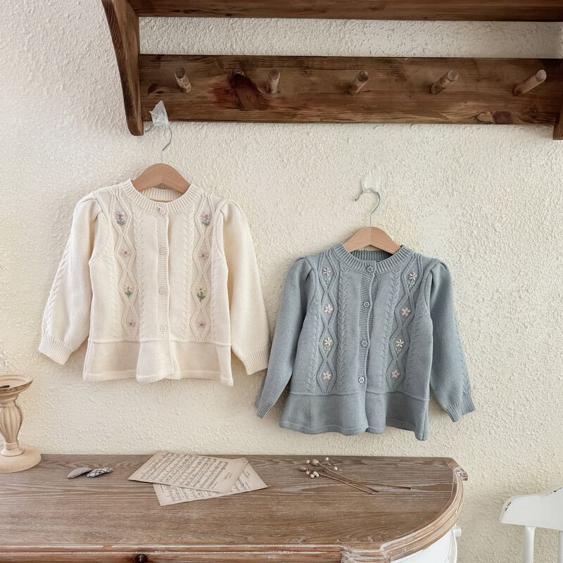 briedis jonmi 2024 Jauns rudens mazulis Meiteņu trikotāžas jaciņas džemperi ar rokām izgatavoti izšuvumi garām piedurknēm mētelis bērniem jauks džemperis