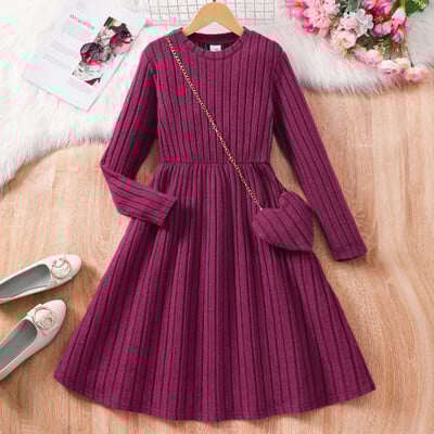 Meiteņu kleita ar garām piedurknēm apaļu kakla izgriezumu, glīta krāsa ar svītrām un somiņu