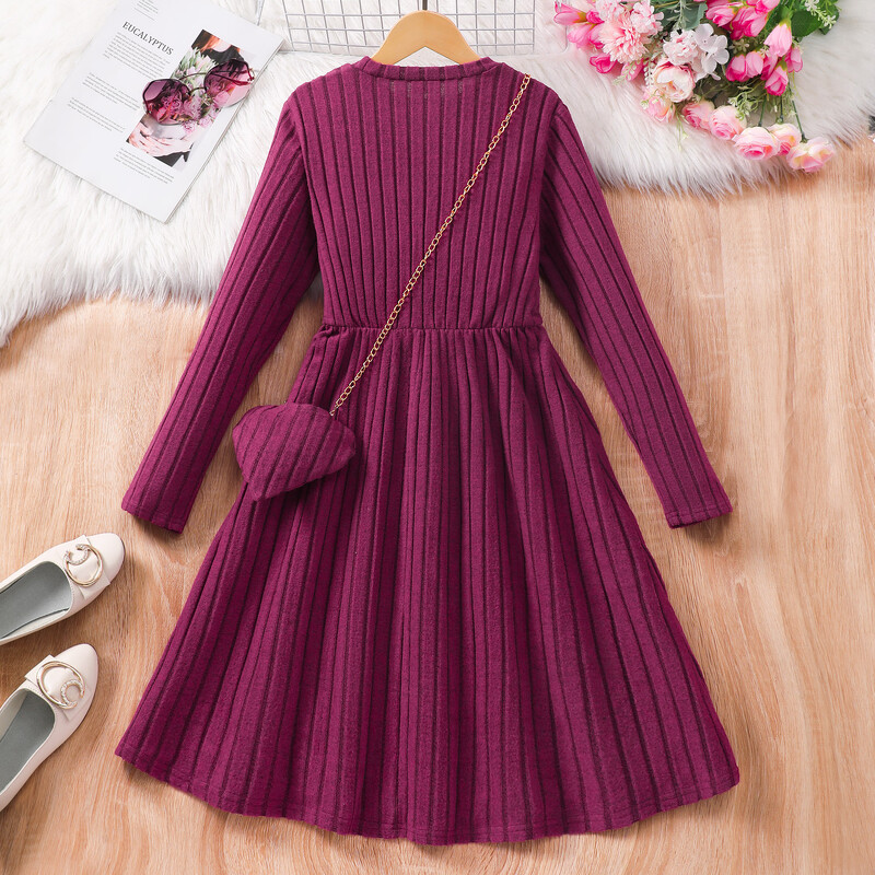 Meiteņu kleita ar garām piedurknēm apaļu kakla izgriezumu, glīta krāsa ar svītrām un somiņu