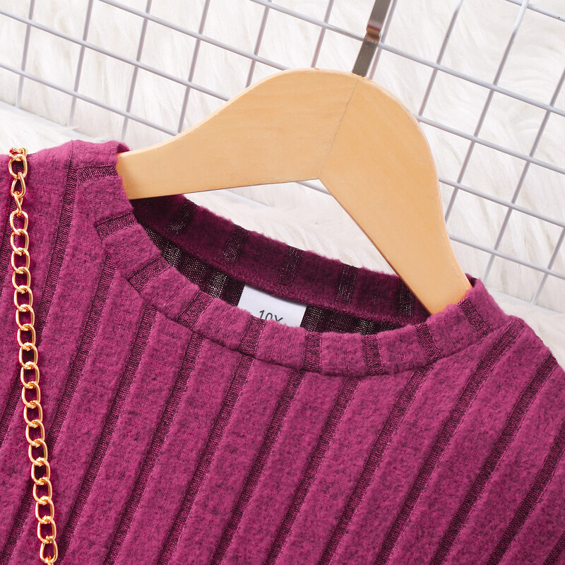 Meiteņu kleita ar garām piedurknēm apaļu kakla izgriezumu, glīta krāsa ar svītrām un somiņu