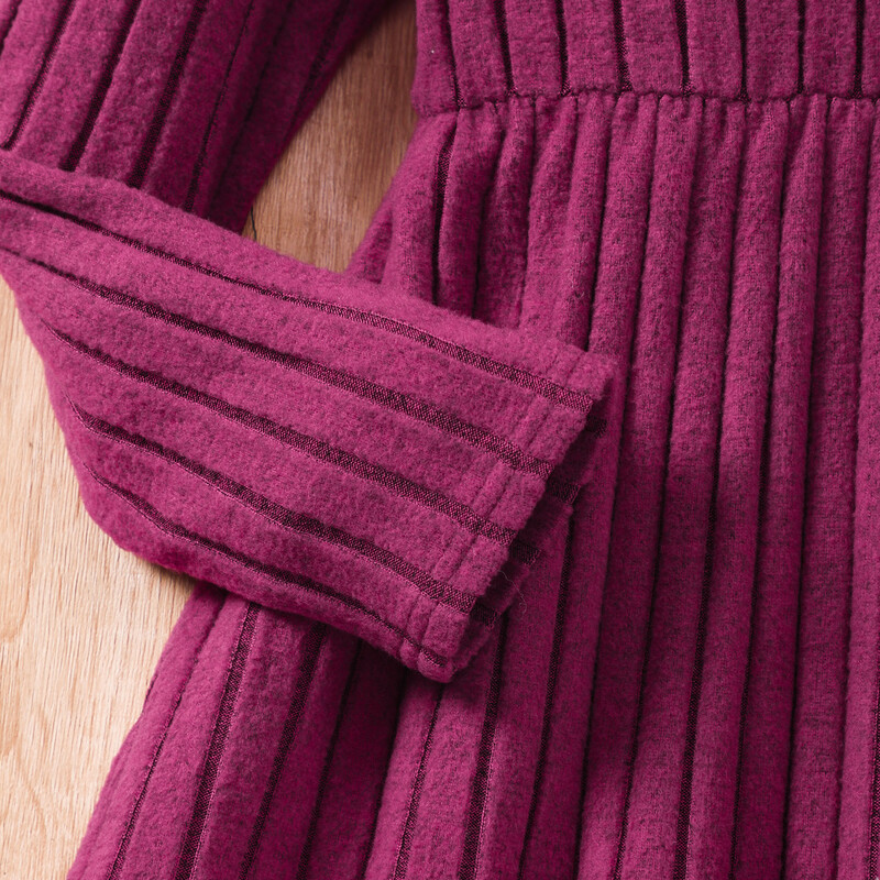 Meiteņu kleita ar garām piedurknēm apaļu kakla izgriezumu, glīta krāsa ar svītrām un somiņu