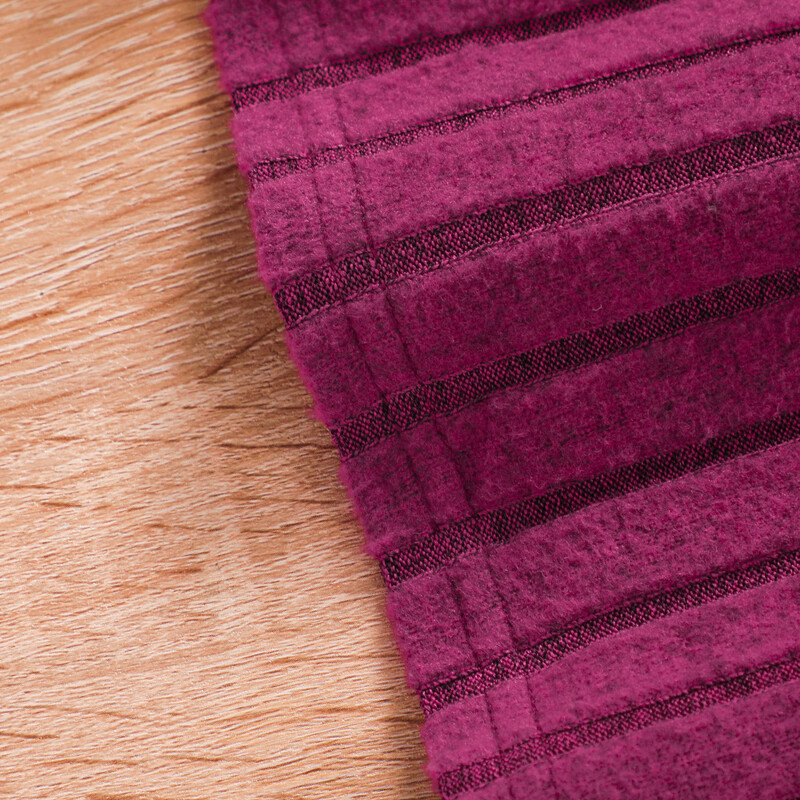 Meiteņu kleita ar garām piedurknēm apaļu kakla izgriezumu, glīta krāsa ar svītrām un somiņu