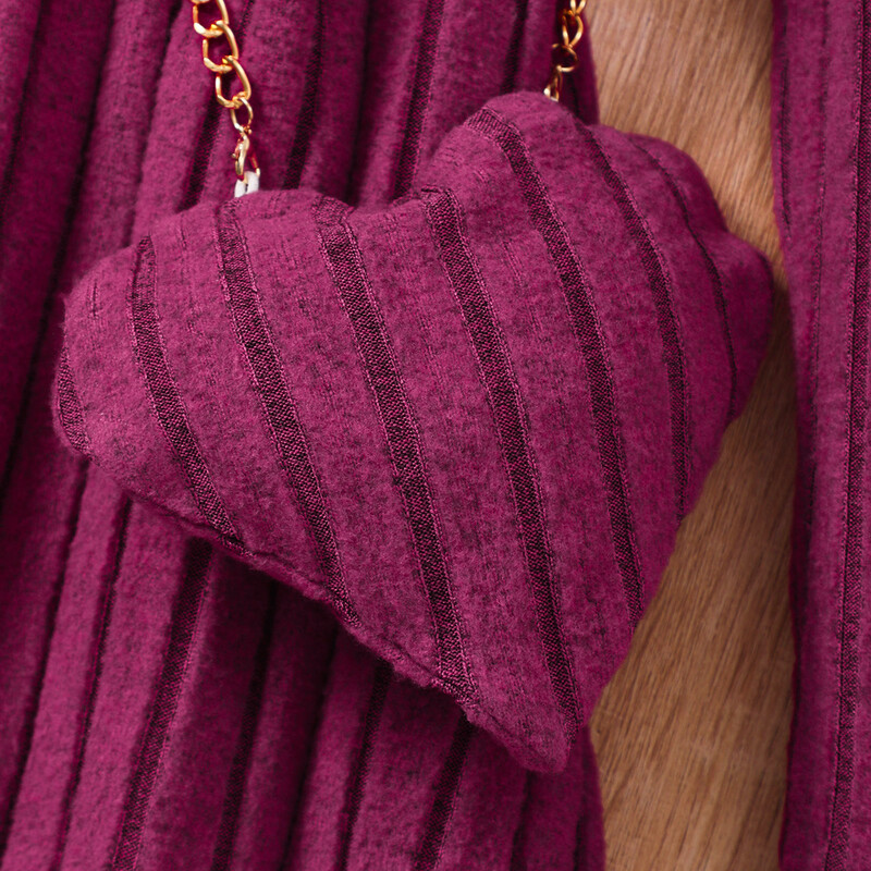 Meiteņu kleita ar garām piedurknēm apaļu kakla izgriezumu, glīta krāsa ar svītrām un somiņu