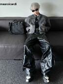 Mauroicardi tavaszi őszi hosszú laza alkalmi fekete fényes pu bőr nadrágok férfi szegecs széles szárú nadrágok punk stílusú utcai viselet 2024