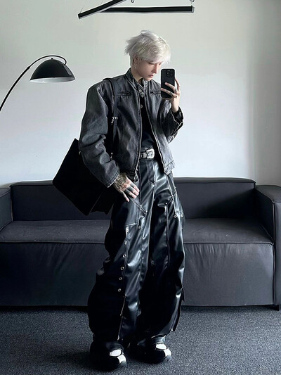 Mauroicardi tavaszi őszi hosszú laza alkalmi fekete fényes pu bőr nadrágok férfi szegecs széles szárú nadrágok punk stílusú utcai viselet 2024